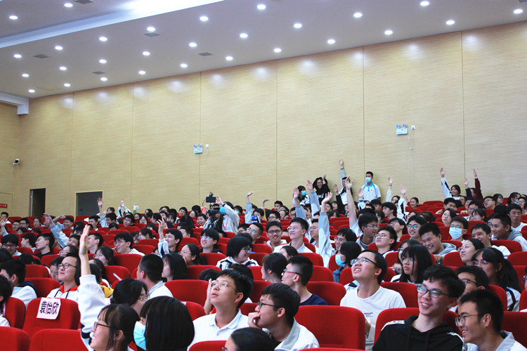 观众互动（学府校区）.jpg